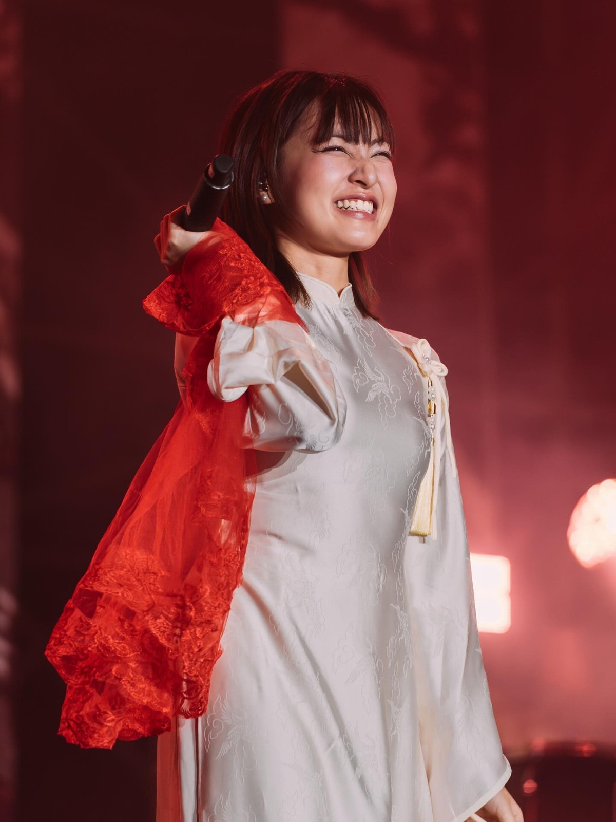 Không ít bình luận bày tỏ mong muốn nữ diễn viên sẽ xuất hiện nhiều hơn trong các dự án phim cổ trang hoặc các bộ ảnh quảng bá văn hóa Việt.