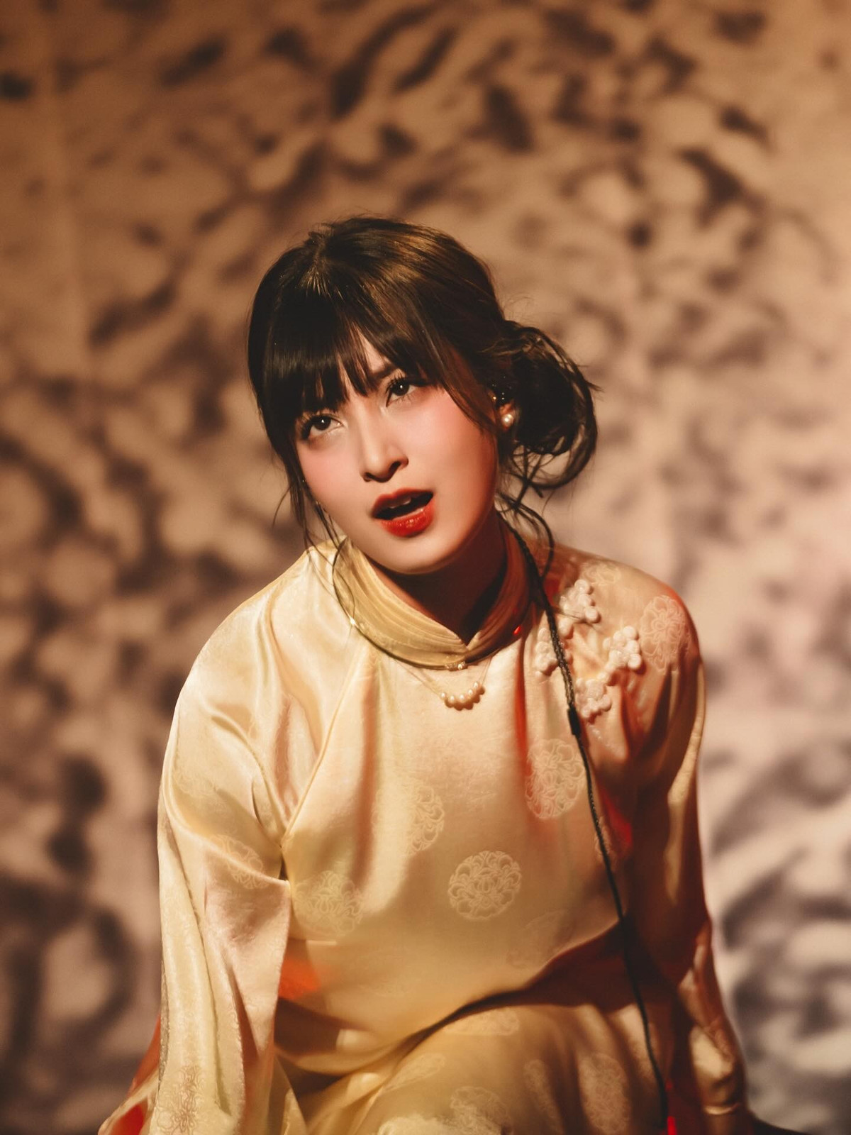 Vẻ đẹp trí thức, dịu dàng vốn có của Thảo Tâm dường như được tôn lên trọn vẹn trong phom dáng truyền thống.