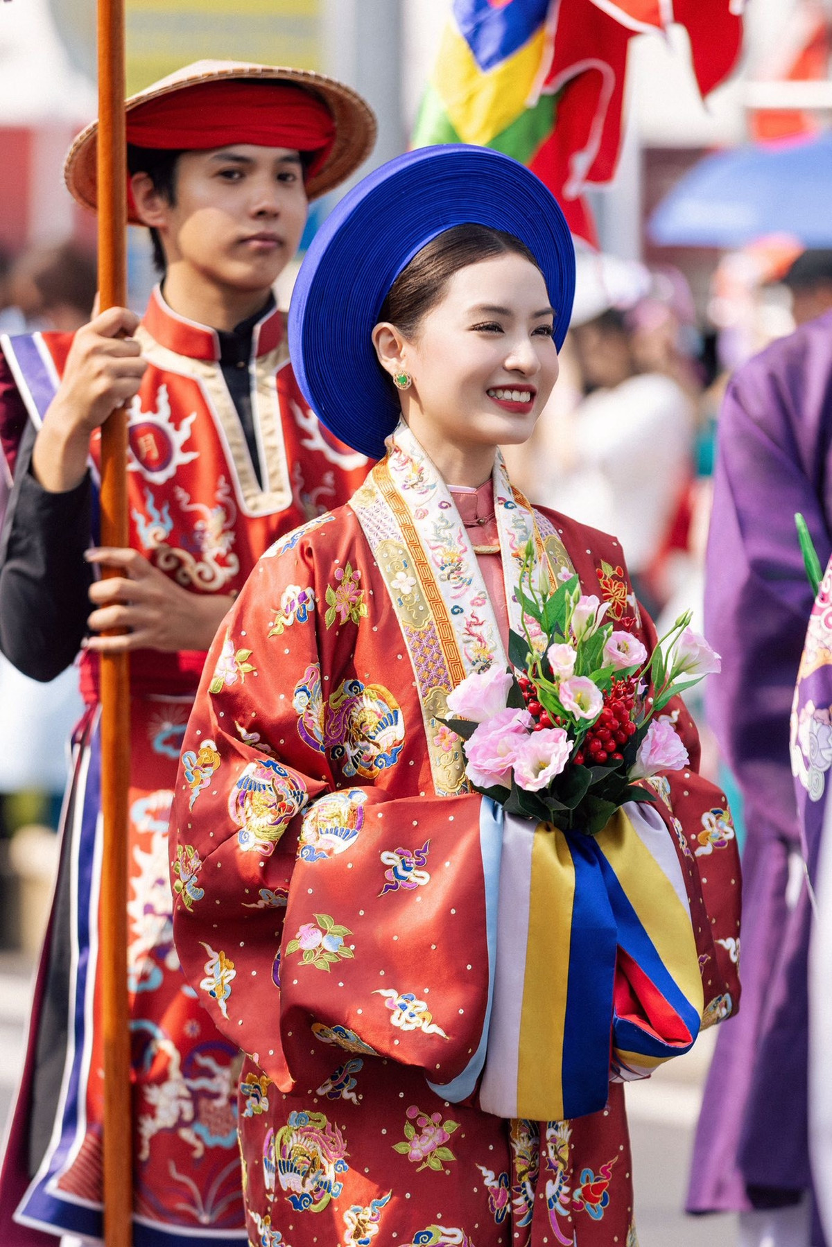 Không còn là hình ảnh nữ sinh hiện đại hay những vai diễn trẻ trung quen thuộc trên màn ảnh, Nguyễn Lâm Thảo Tâm lần này mang đến một diện mạo hoàn toàn khác biệt khi khoác lên mình bộ cổ phục mang phong cách cung đình Việt Nam. Ngay khi những hình ảnh được chia sẻ, cộng đồng mạng đã dành nhiều lời khen cho vẻ ngoài nền nã nhưng không kém phần nổi bật của cô.