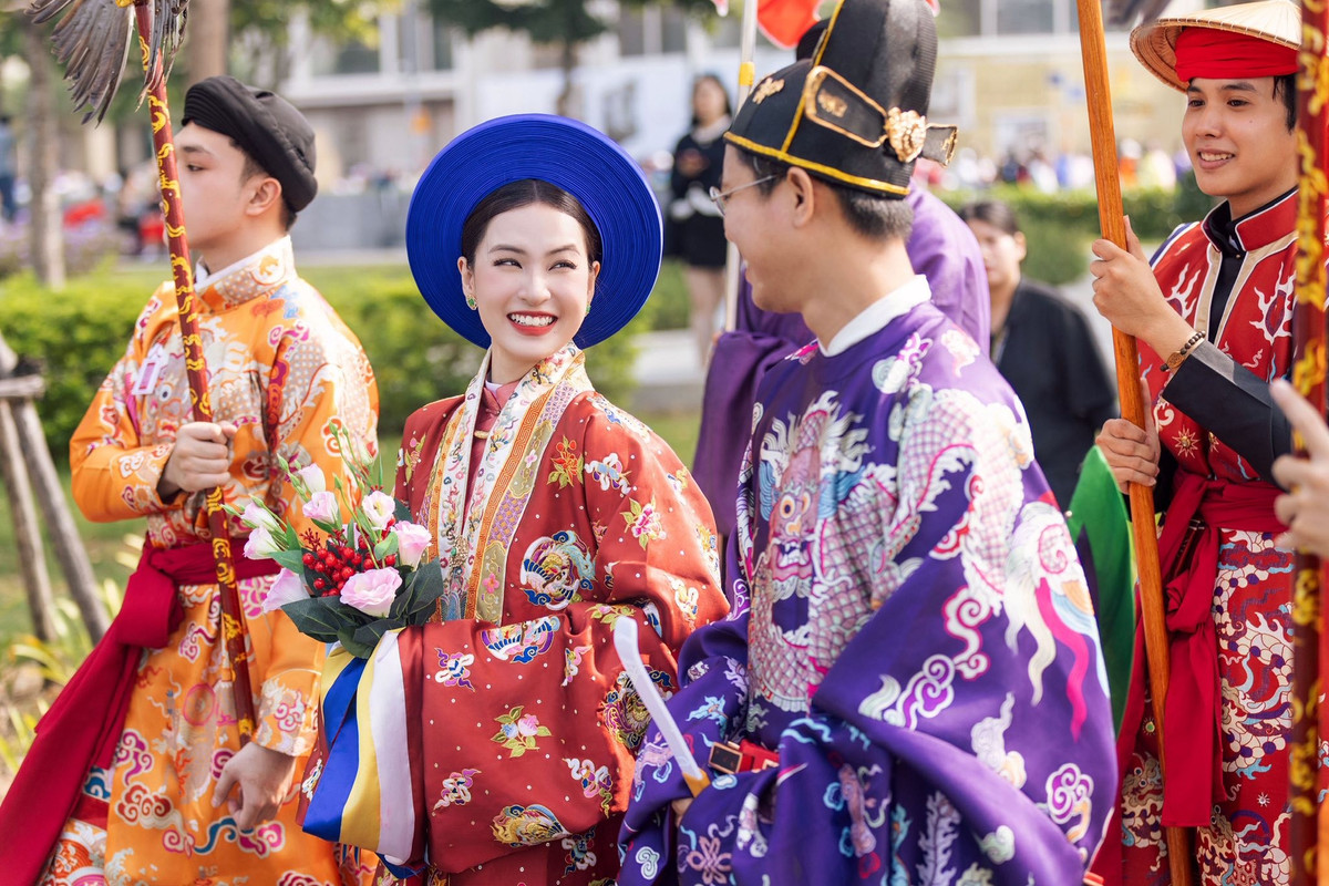 Điều khiến bộ ảnh trở nên đặc biệt không chỉ nằm ở trang phục mà còn ở thần thái của người mặc. Nguyễn Lâm Thảo Tâm không tạo dáng kiểu thời trang hiện đại mà tiết chế từng chuyển động: ánh mắt nhìn thẳng, nụ cười khẽ, cử chỉ nhẹ nhàng. Chính sự tiết chế đó lại tạo nên khí chất sang trọng rất riêng, khiến người xem liên tưởng đến hình ảnh tiểu thư khuê các trong những thước phim cổ trang.