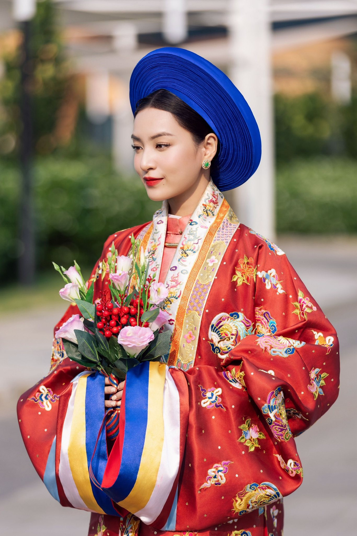 Phần khăn vành màu xanh dương đậm ôm trọn mái tóc được vấn gọn gàng, giúp tôn lên đường nét gương mặt thanh tú của Thảo Tâm. Lối trang điểm nhẹ nhàng với son đỏ cổ điển, chân mày thanh và lớp nền trong veo càng làm nổi bật vẻ đẹp đậm chất Á Đông. Không cần biểu cảm cầu kỳ, chỉ một ánh nhìn nhẹ hay nụ cười thoáng qua cũng đủ gợi cảm giác dịu dàng, đoan trang như bước ra từ tranh xưa.