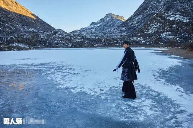 Ở tuổi 24, Đinh Chân vẫn tham gia nhiều chương trình truyền hình thực tế, có dịp diễn xuất cùng các diễn viên kỳ cựu. Dù chưa được đào tạo chuyên nghiệp, anh vẫn thể hiện tiềm năng diễn xuất, nhận được sự công nhận từ người có chuyên môn.