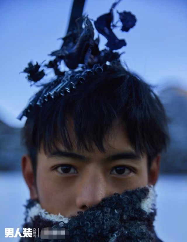 Tuy nhiên, kể từ khi được biết đến, Đinh Chân không còn thời gian trải nghiệm cuộc sống du mục. Thay vào đó, anh phải tuân theo lịch trình công ty quản lý sắp xếp để đáp ứng tiêu chuẩn của hiện tượng trong văn hóa thần tượng Trung Quốc, nhiều hôm chỉ được ngủ vỏn vẹn một tiếng.