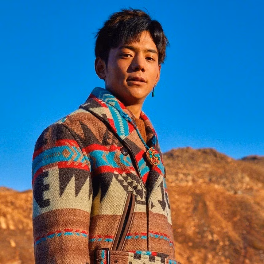 Năm 2021, Đinh Chân liên tục được mời chụp ảnh thời trang, trình diễn trên sàn catwalk tại Tuần lễ Thời trang Thượng Hải. Anh trở thành biểu tượng du lịch của tỉnh Tứ Xuyên, đại diện cho vẻ đẹp nguyên sơ của vùng cao nguyên.