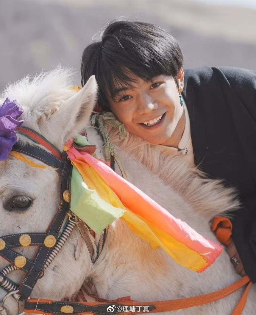 "Hot boy chăn bò" triệu view cũng nhận được nhiều lời mời từ các công ty marketing và chương trình tạp kỹ của Trung Quốc.