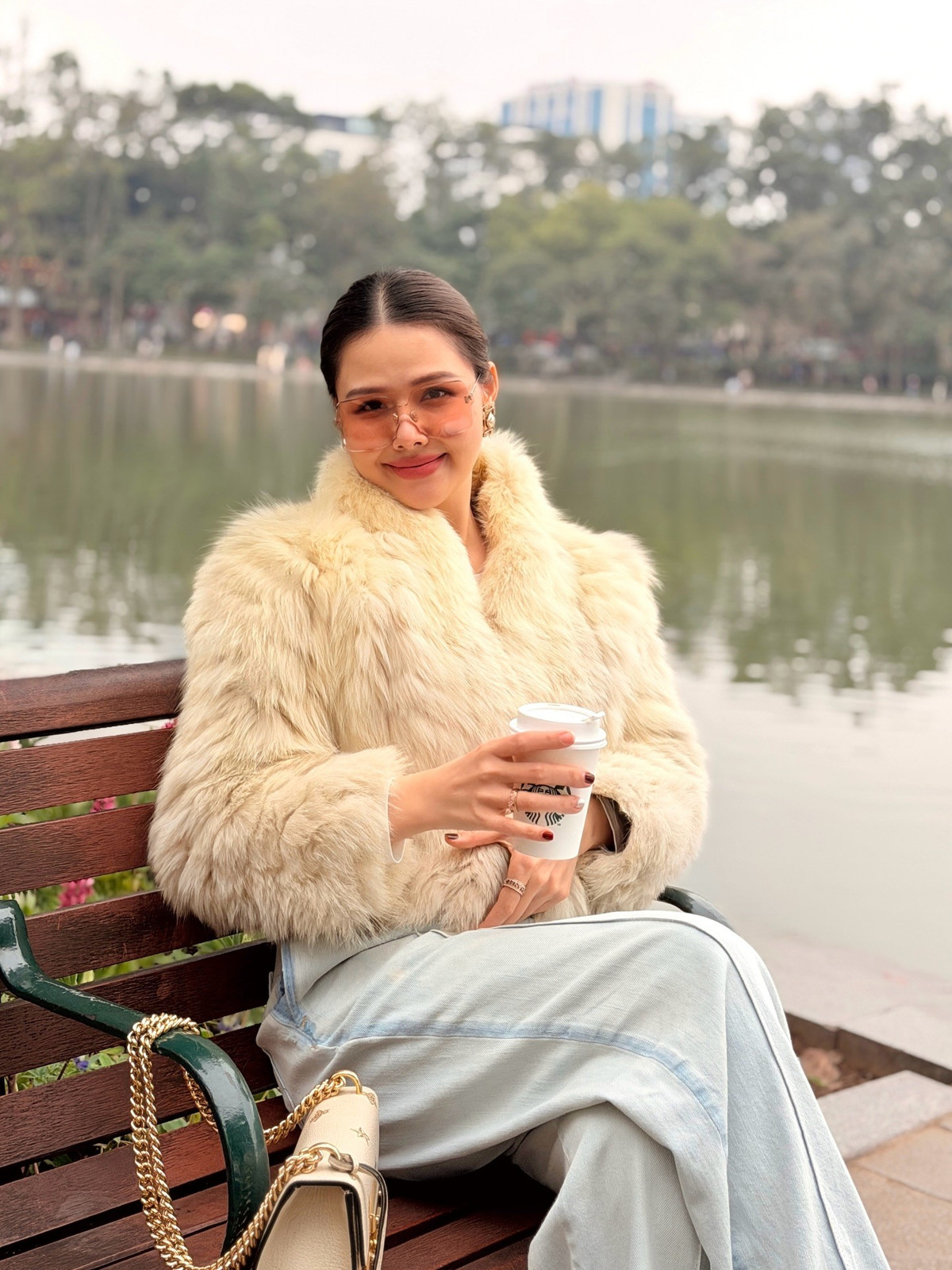 Trong loạt ảnh được ghi lại, hot mom Phanh Lee lựa chọn phong cách thời trang tinh giản nhưng tinh tế. Chiếc áo khoác lông tông màu kem kết hợp cùng quần jeans sáng màu giúp cô vừa giữ được nét trẻ trung, vừa toát lên vẻ sang chảnh.