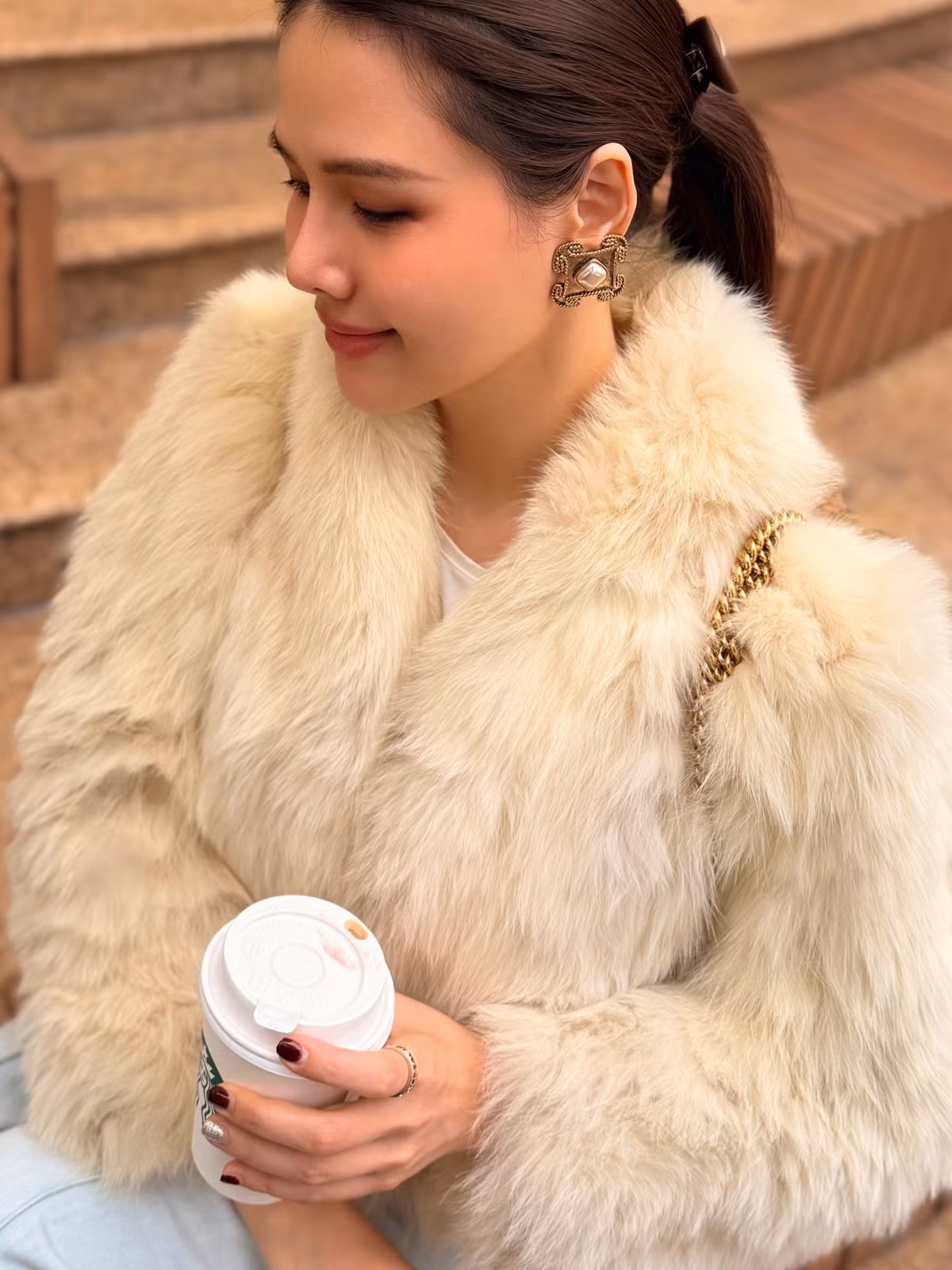 Gương mặt Phanh Lee gần như không cần trang điểm đậm, làn da mịn màng cùng nụ cười nhẹ đủ để ghi điểm tuyệt đối.