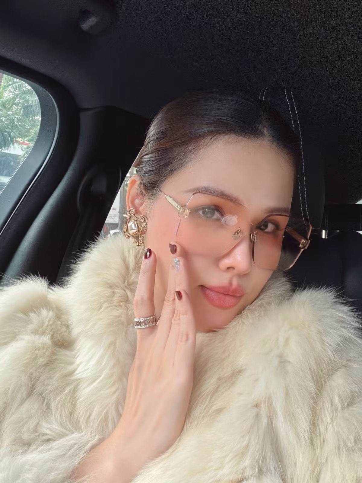 Nhiều người nhận xét, sau khi lập gia đình, nhan sắc của hot mom không những không phai nhạt mà còn ngày càng mặn mà, đằm thắm và sang trọng – vẻ đẹp của một người phụ nữ viên mãn, đủ đầy.