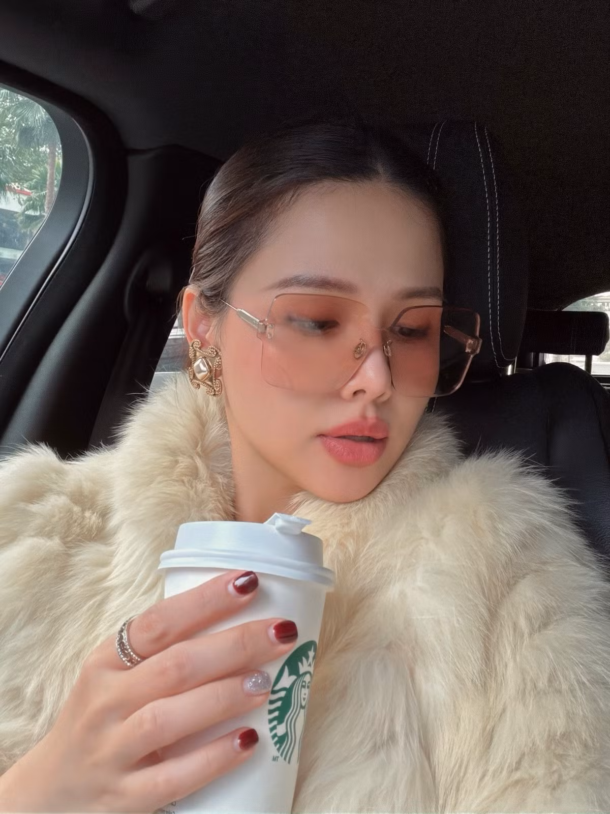 Không ít người còn bày tỏ sự ngưỡng mộ trước phong cách thời trang tinh tế của nữ diễn viên. Dù chọn trang phục đơn giản, cô vẫn biết cách tạo điểm nhấn bằng phụ kiện và thần thái, biến những khoảnh khắc đời thường thành khung hình đậm chất thời trang.