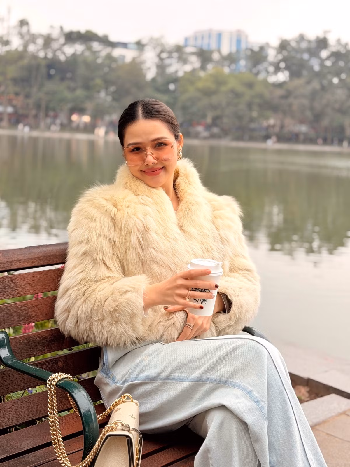 Trong loạt ảnh được ghi lại, hot mom Phanh Lee lựa chọn phong cách thời trang tinh giản nhưng tinh tế. Chiếc áo khoác lông tông màu kem kết hợp cùng quần jeans sáng màu giúp cô vừa giữ được nét trẻ trung, vừa toát lên vẻ sang chảnh.