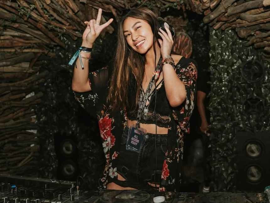 Bên cạnh công việc kinh doanh, Lucy Guo sở hữu danh mục bất động sản trị giá hơn 10 triệu USD. Năm 2021, cô mua một căn hộ cao cấp tại thành phố Miami với giá 6,7 triệu USD. 3 năm sau, cô tiếp tục sở hữu một biệt thự hiện đại tại Los Angeles trị giá 4,2 triệu USD.