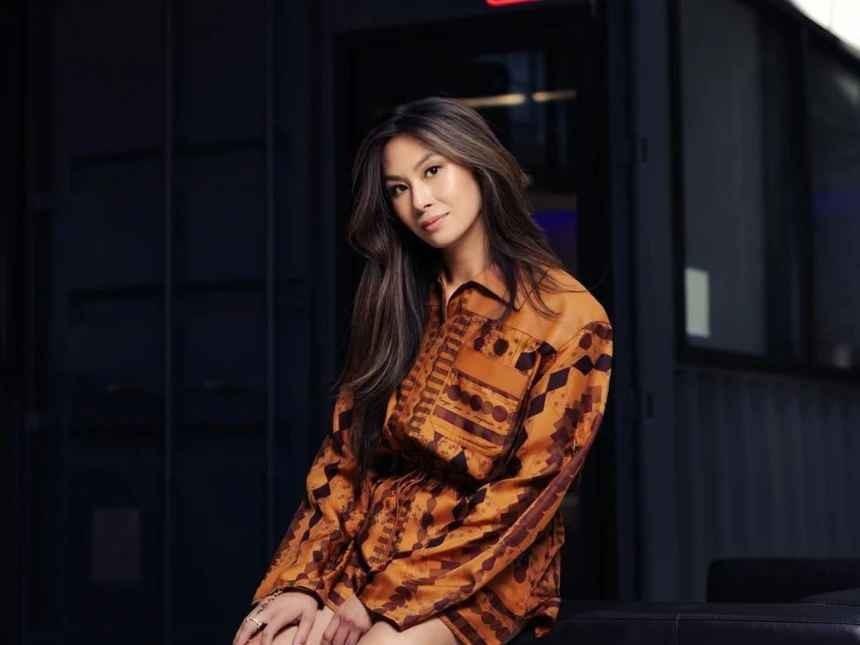 Guo sinh ra tại bang California trong một gia đình nhập cư gốc Trung Quốc. Cô từng theo học ngành khoa học máy tính tại Đại học Carnegie Mellon (Mỹ), nhưng bỏ học vào năm 2016.