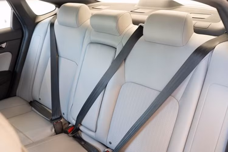 Về vận hành, Civic 2026 vẫn giữ nguyên hệ truyền động hybrid e:HEV – kết hợp động cơ xăng 2.0L với hai mô-tơ điện, cho công suất 181 mã lực (184 PS).