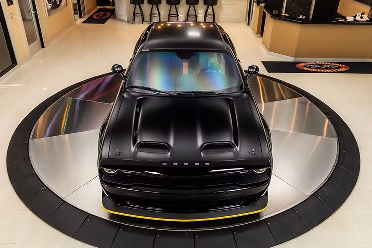 Chiếc xe được hoàn thiện với tông màu đen ánh kim trên nền nội thất màu đen được bọc da và Alcantara. Phần nhựa nguyên bản vẫn còn trên ghế lái và vô lăng. Xe sử dụng bộ vành Satin Carbon Warp Speed 20 inch.