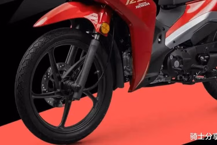 Ngoài ra, hệ thống còn hỗ trợ cảnh báo SOS tự động đến các liên hệ khẩn cấp, cùng chức năng định vị vị trí chính xác qua bản đồ, giúp bạn an tâm mỗi khi đỗ xe nơi công cộng.