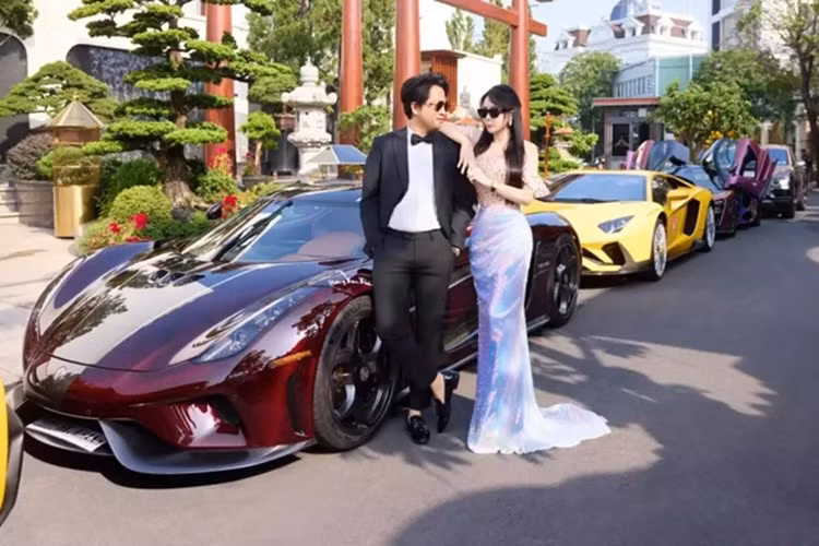 Trong 1 phiên live stream vào ngày 2/8/2025 vừa qua, đại gia Hoàng Kim Khánh, chủ nhân của bộ sưu tập xe hơn 400 tỷ đồng, với điểm nhấn là McLaren Senna và Koenigsegg Regera đã có những chia sẻ khá thú vị về đam mê xe của mình.