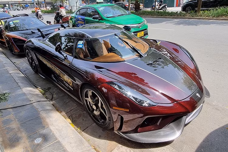 Siêu phẩm Koenigsegg Regera của Hoàng Kim Khánh có khả năng tăng tốc từ vị trí xuất phát lên 100 km/h trong thời gian 2,8 giây trước khi đạt vận tốc tối đa 400 km/h. Koenigsegg Regera có khả năng tăng lực ép xuống mặt đường 450 kg khi đạt tốc độ 250 km/h.