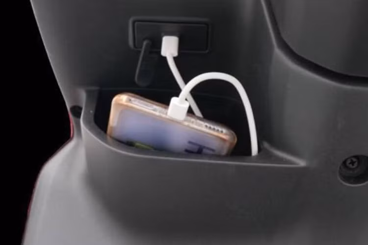 Một điểm cộng hấp dẫn khác là cổng sạc nhanh Type-C 3A, cho phép sạc điện thoại nhanh như khi sử dụng bộ sạc tại nhà – rất tiện lợi khi di chuyển đường dài hoặc trong những ngày bận rộn.