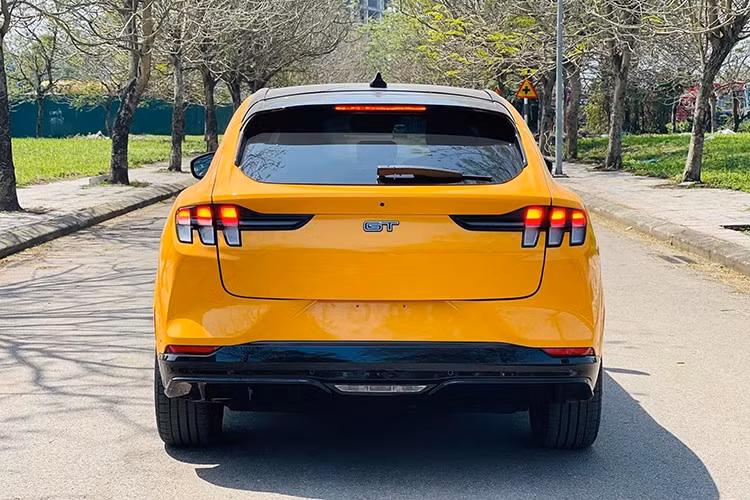 Phiên bản này còn được trang bị pin có dung lượng 3kWh và kèm thêm tùy chọn pin 88kWh như bản GT. Ford Mustang Mach-E Premium có tầm hoạt động tối đa 515 km mỗi lần sạc đầy với bộ pin 88kWh.