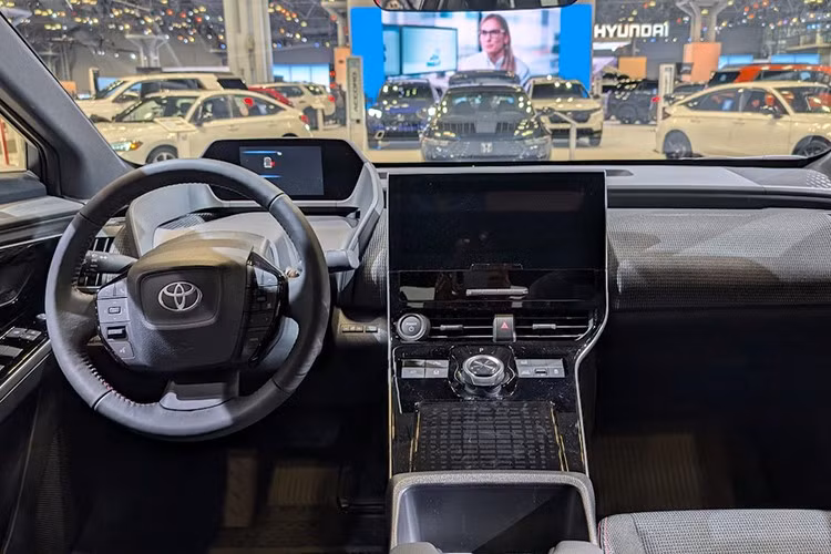 Không dừng lại ở Highlander, Toyota còn nhiều mẫu EV khác đang trong lộ trình. Automotive News cho biết hãng sẽ tái khởi động dự án SUV điện ba hàng ghế cỡ lớn – lấy cảm hứng từ concept bZ5X từng giới thiệu năm 2021.