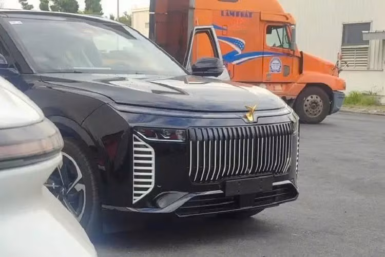 Thông tin cụ thể của mẫu xe này vẫn được giữ kín. Trước đó, hãng VinFast đã đăng đoạn video ngắn hé lộ việc ra mắt VF9 mới ở Việt Nam. Phiên bản đặc biệt này dự kiến sẽ có giá cao hơn VinFast VF9 Plus đang bán ra thị trường.