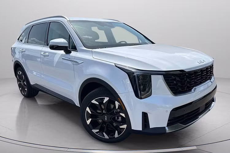 Từ nay đến cuối năm, thị trường sẽ ghi nhận sự hiện diện của Kia Sorento phiên bản nâng cấp giữa vòng đời. Hiện tại, đại lý đang "khan hàng" nên nhiều khả năng Kia Sorento 2025 sớm được bung ra, bổ sung nguồn cung cho thị trường.