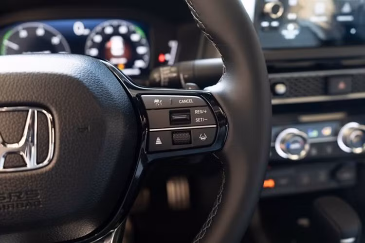 Bản Advance được bổ sung đèn trang trí khu vực để chân, trong khi bản Sport có vô-lăng sưởi tiêu chuẩn. Ngay cả phiên bản tiêu chuẩn Elegance cũng đã được nâng cấp với sạc không dây tích hợp bệ trung tâm.