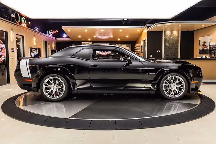 Anh trở nên nổi tiếng trên Đại lộ Woodward ở Detroit khi thống trị các cuộc đua đường phố. Sau mỗi lần như vậy, anh đều biến mất một cách bí ẩn, chỉ xuất hiện trở lại vài tháng sau đó, khiến anh được đặt biệt danh là "Black Ghost".