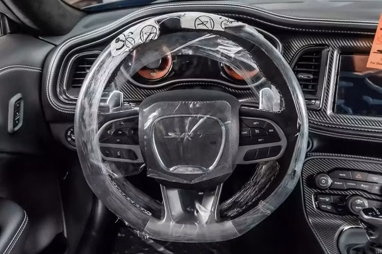 Chỉ 51 miles. Đó là số km trên đồng hồ công tơ mét của chiếc Dodge Challenger Black Ghost 2023 của anh ấy vào năm 2025. Rõ ràng là người đã mua nó 2 năm trước đã cất nó trong gara, tránh xa các yếu tố thời tiết, kiềm chế ham muốn lái xe ra đường đua để tận hưởng niềm vui.