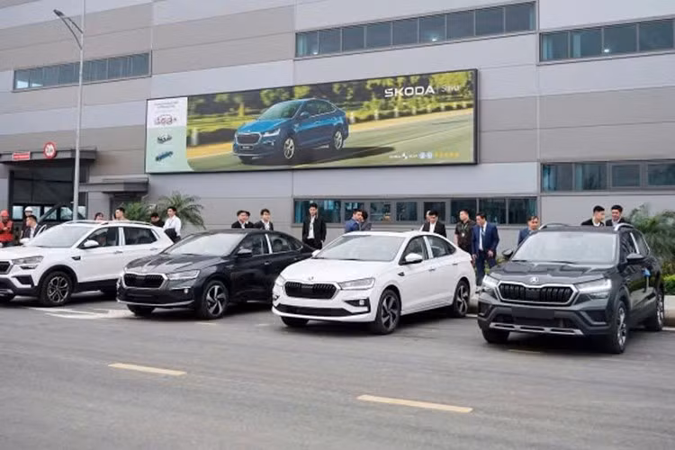 Một số mẫu xe đã xác nhận ra mắt thị trường Việt vào tháng 8 này và cũng có không ít mẫu xe nằm trong danh sách "dự bị" khi hãng xe hẹn giờ ra mắt vào quý III năm nay. Nếu như trước đây danh sách xe mới chủ yếu là xe gầm cao thì sắp tới, khách Việt sẽ được tiếp cận một số mẫu xe gầm thấp và một số mẫu SUV thuần điện lần đầu mở bán chính hãng tại Việt Nam.