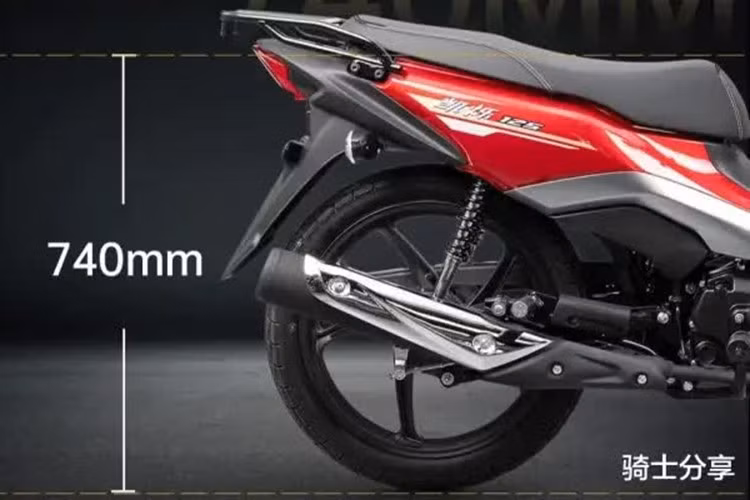 Kaishuo 125 được thiết kế để đáp ứng tối đa nhu cầu hàng ngày. Hộc chứa đồ phía trước đủ sâu để đặt một chai nước 550 ml, trong khi ngăn dưới yên xe có thể chứa vừa một chiếc áo mưa gấp gọn. Khung phía sau làm bằng kim loại chịu lực cao, có khả năng tải trọng lên đến 20 kg – lý tưởng cho việc chở hàng nhẹ hoặc đồ dùng cá nhân.