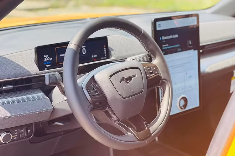 Trước đây, khách Việt đã được tiếp cận mẫu xe này dưới dạng xe nhập khẩu tư nhân và là bản GT. Ford Mustang Mach-E Premium đang bán tại thị trường "quê nhà" được trang bị động cơ điện, sản sinh công suất 290 - 346 mã lực kết hợp với hệ dẫn động eAWD.