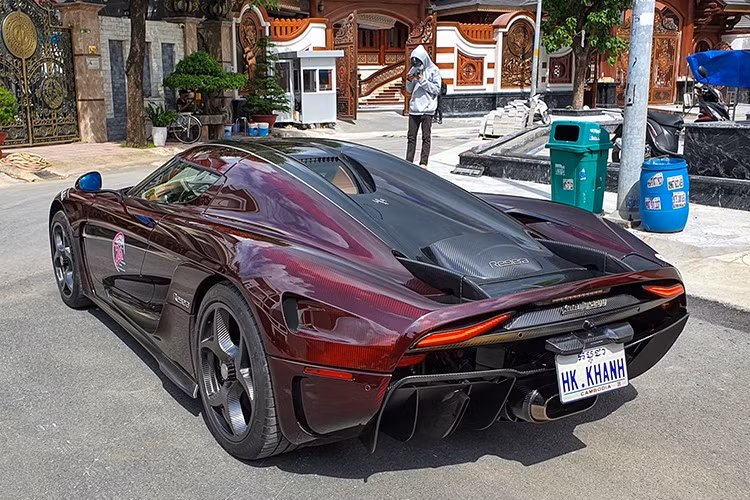 Toàn bộ 80 chiếc siêu xe triệu đô la Koenigsegg Regera trên thế giới đều sử dụng hệ dẫn động hybrid với máy xăng V8, Biturbo, dung tích 5.0 lít và 3 mô-tơ điện. Công suất tổng cộng trên mẫu xe megacar đến từ Thụy Điển hơn 1.500 mã lực và mô-men xoắn cực đại 2.000 Nm.