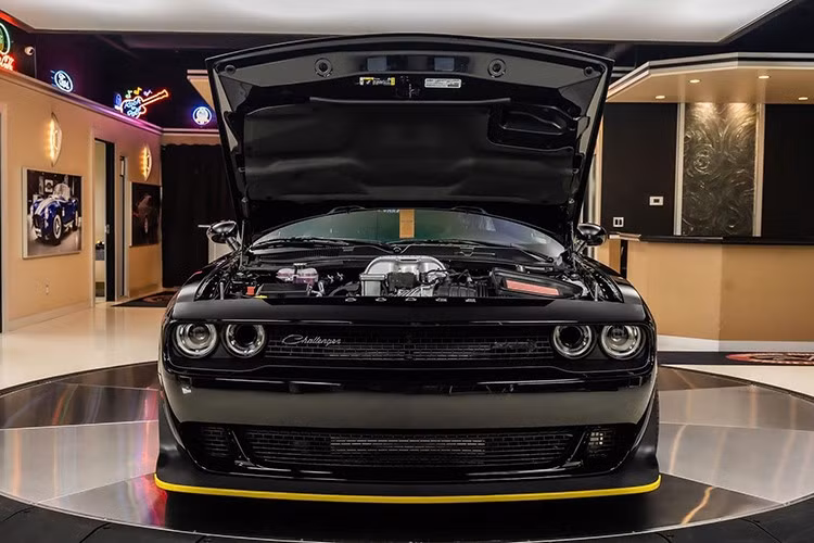 Mẫu xe này sở hữu gói Black Ghost Special Edition ấn tượng. Đây là một tùy chọn được đánh dấu với giá cao hơn giá bán lẻ đề xuất 5.895 đô la, được thiết kế để tăng thêm vẻ ngoài hầm hố cho một cỗ máy vốn đã rất đáng gờm. Gói độ này mang đến một vẻ đẹp độc đáo.