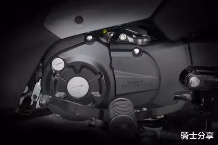 Điểm nổi bật của Kaishuo 125 nằm ở động cơ xi-lanh đơn 4 thì, làm mát bằng không khí, dung tích chính xác 124,8cc, với đường kính và hành trình piston 52,4 x 57,9 mm, tỷ số nén 9,0:1. Khối động cơ này tạo ra công suất tối đa 6,2 kW cùng mô-men xoắn cực đại 9,9 Nm tại 5.000 vòng/phút, đủ sức để xe dễ dàng leo dốc 22 độ mà không cần tăng ga.