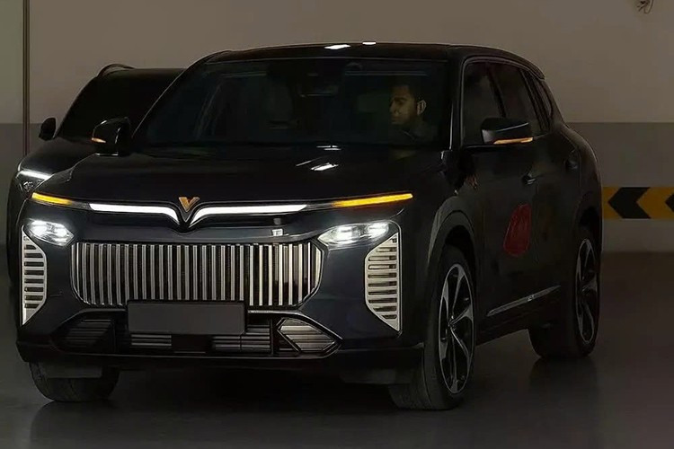 Trước đó, vào tháng 6/2025 - một chiếc xe VinFast bí ẩn đã liên tục bị bắt gặp khi đang chạy thử trên đường phố Việt Nam. Đến nay, chiếc xe này đã lộ diện rõ ràng hơn và nhanh chóng thu hút sự chú ý của dư luận.