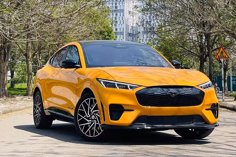 Mustang Mach-E: Mẫu SUV điện chính hãng của Ford ﻿Ford Việt Nam đã công bố ngày giới thiệu mẫu SUV thuần điện Mustang Mach-E vào ngày 15/8 - đúng dịp kỷ niệm 30 năm hãng xe Mỹ có mặt tại Việt Nam. Chiếc Ford Mustang Mach-E sắp mở bán theo diện chính hãng là bản Premium.