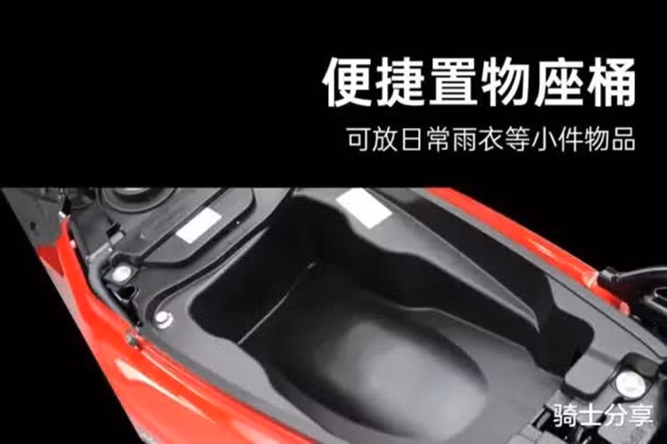 Về kích thước, Honda Kaishuo 125 có chiều dài 1.903 mm, rộng 734 mm, cao 1.128 mm, với trọng lượng không tải chỉ 111 kg – gọn nhẹ và dễ điều khiển.