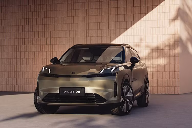 Trong khi đó, lô xe Lynk &amp; Co 08 đầu tiên đã về nước. Đại lý cũng đã nhận cọc khách mua xe Lynk &amp; Co 08. Thời gian ra mắt Lynk &amp; Co 08 trước đó dự kiến vào tháng 7/2025 nhưng đến nay vẫn chưa thành hiện thực.