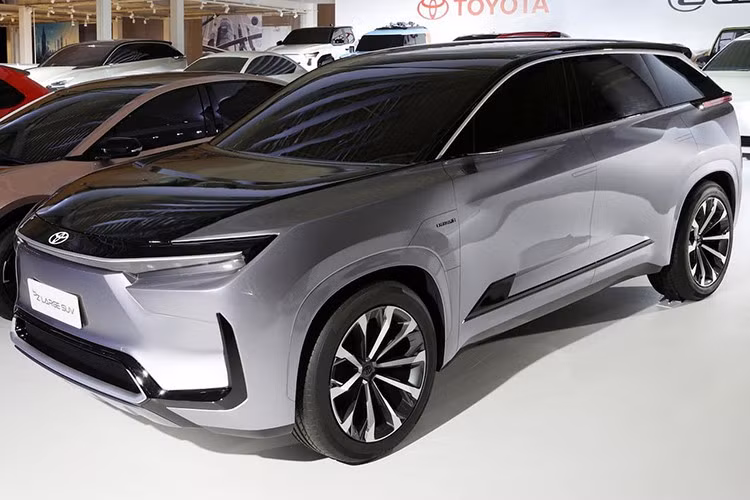 Doanh số Highlander trong năm 2025 đã sụt giảm hơn 50% so với cùng kỳ, trong khi Grand Highlander – bản cỡ lớn hơn ra mắt từ 2023 – lại tăng trưởng gần 20%. Dự kiến, Grand Highlander sẽ tiếp tục duy trì động cơ đốt trong và nhận bản nâng cấp vòng đời vào năm 2027.