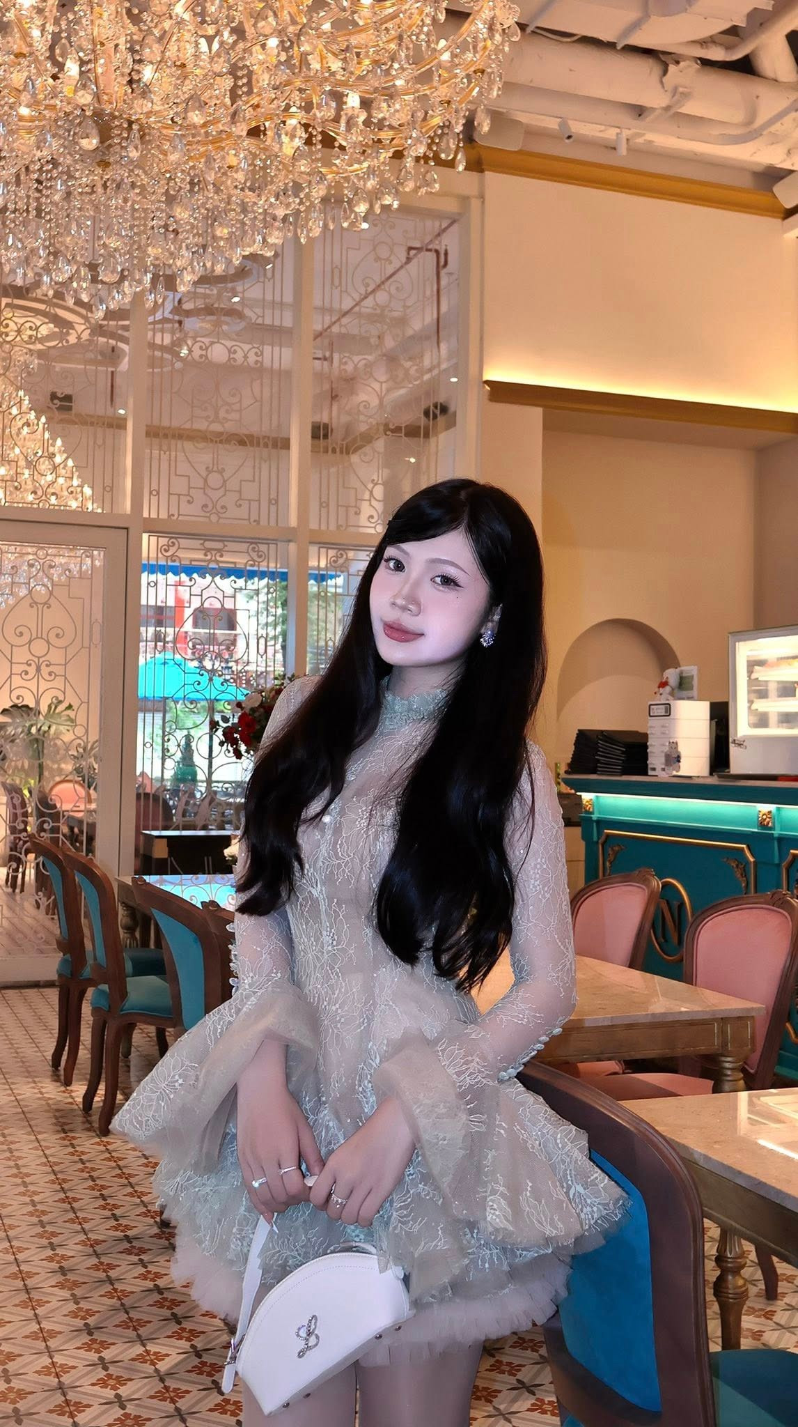 Không thể phủ nhận rằng ngoại hình nổi bật chính là một lợi thế lớn giúp TikToker này thu hút lượng lớn người theo dõi. Có thể thấy, chiếc áo “trong suốt” lần này không chỉ là một lựa chọn thời trang táo bạo, mà còn thể hiện sự đột phá, sẵn sàng phá vỡ giới hạn của các content creator thế hệ mới.