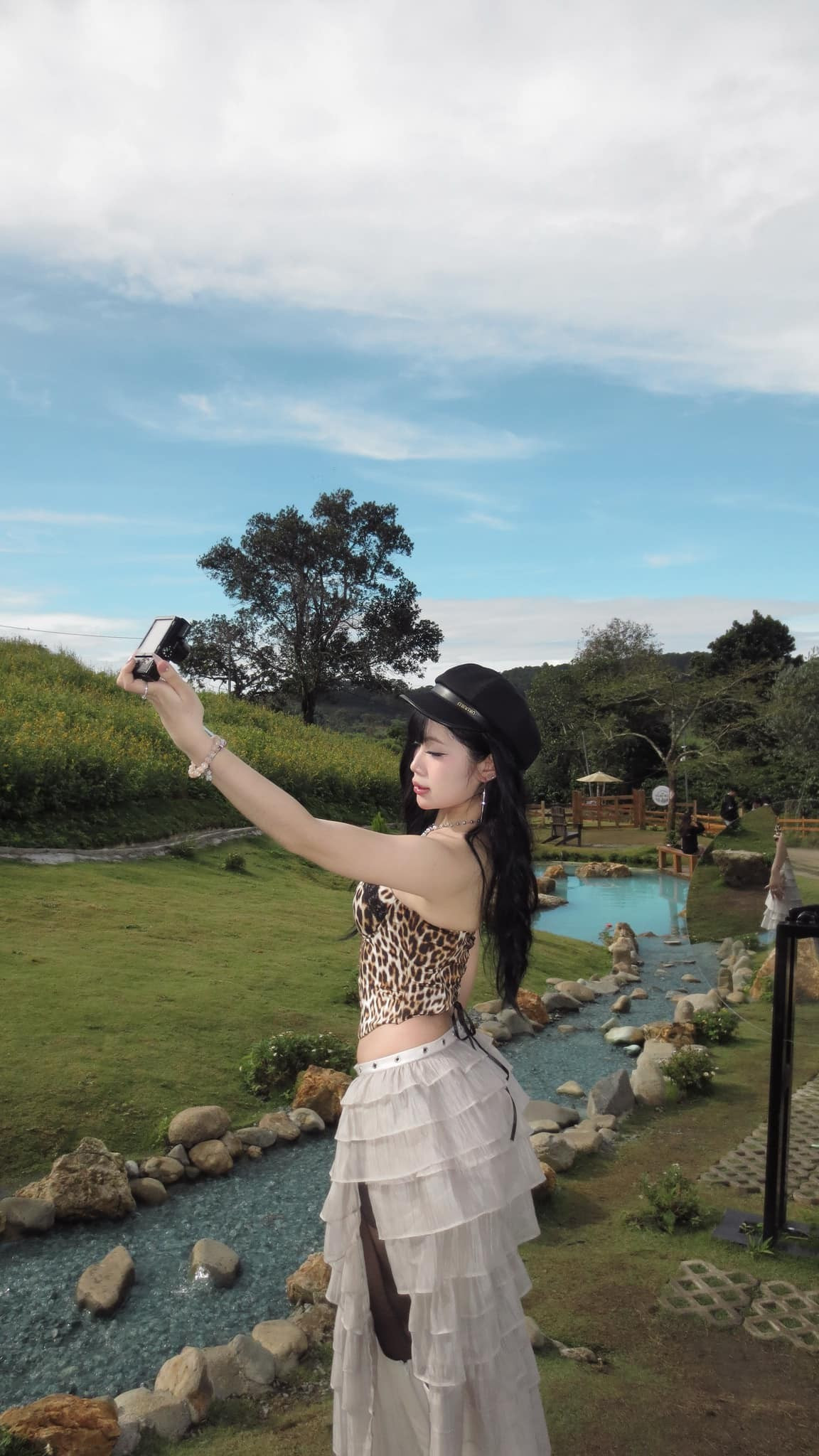 Thay vì chọn những bộ đồ an toàn, TikToker này đã mạo hiểm hơn. Cô nàng thành công phối đồ tinh tế để không vượt qua ranh giới giữa gợi cảm và phản cảm.