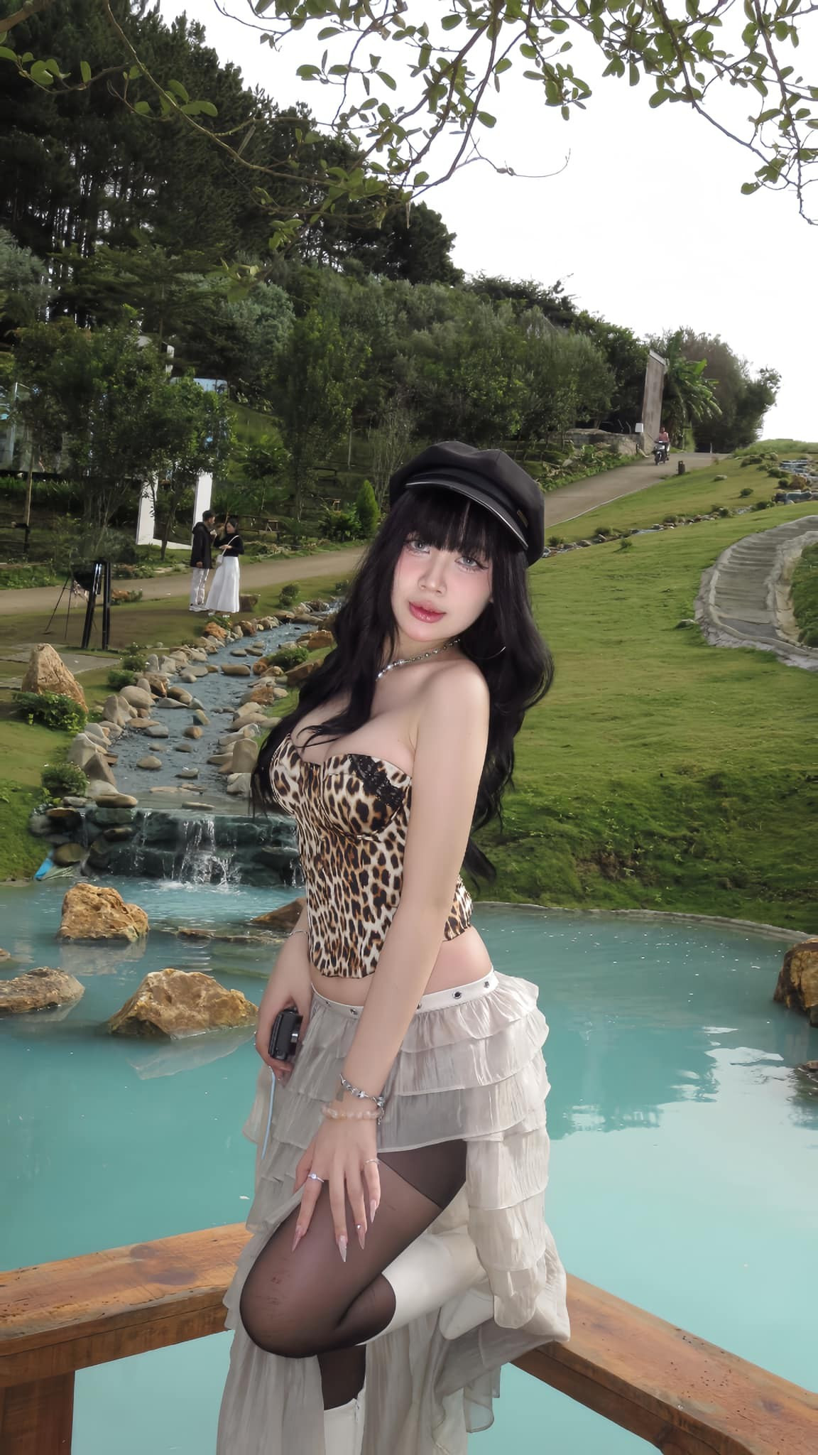 Chiếc corset da beo không chỉ phô diễn vẻ đẹp hình thể một cách có chọn lọc, mà còn cho thấy cá tính thời trang rất riêng, hiện đại, táo bạo nhưng không kém phần thanh lịch.