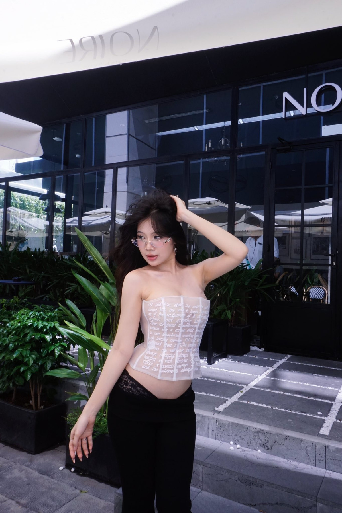 Trong đoạn video được chính cô nàng đăng tải, TikToker này diện một bộ corset trắng ôm sát cơ thể, chất liệu xuyên thấu để lộ gần như toàn bộ phần da thịt ở thân trên.
