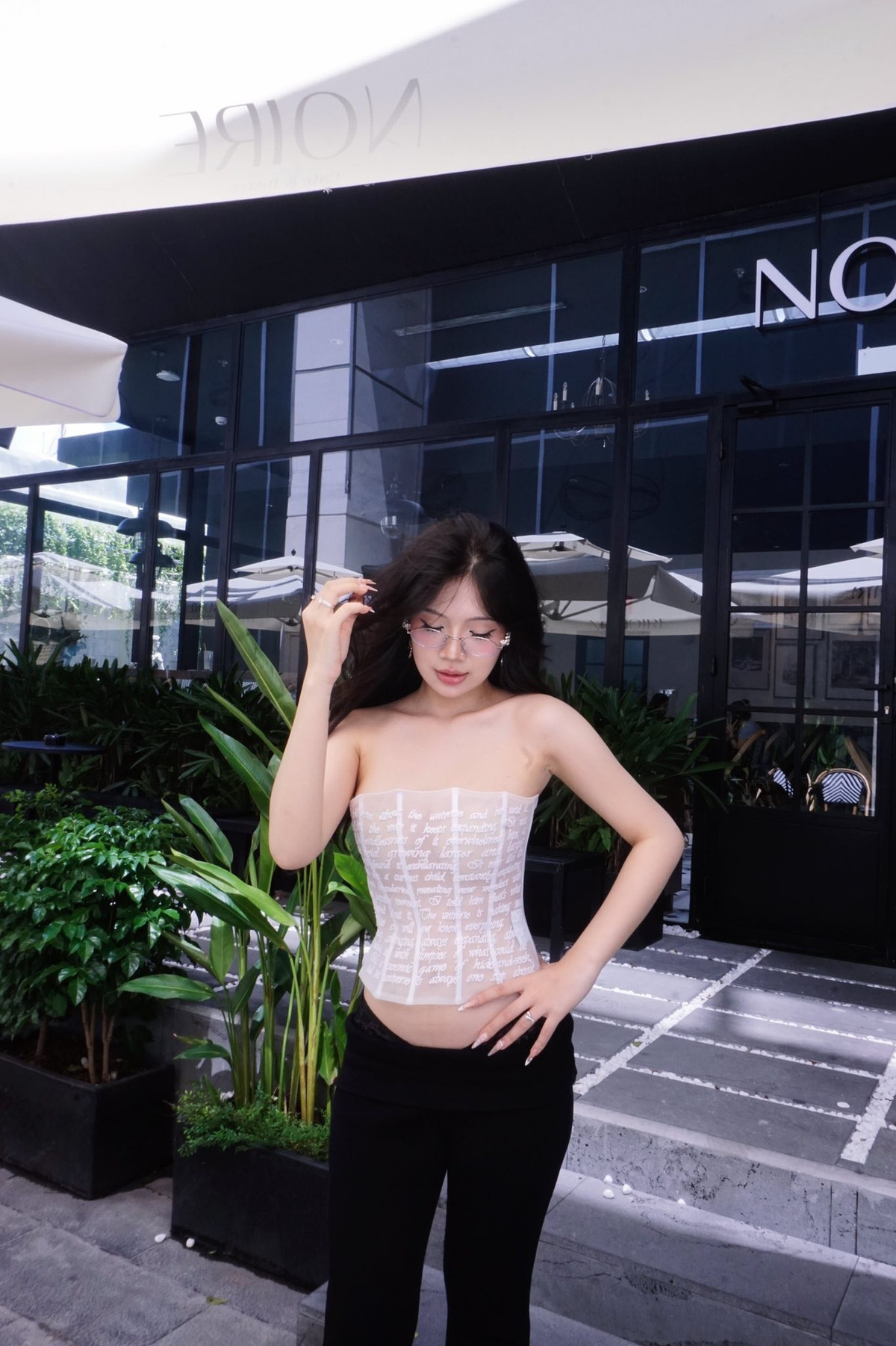 Ngay lập tức, outfit này đã thu hút sự chú ý của hàng triệu netizen vì quá táo bạo, quyến rũ mà vẫn cực kỳ sang trọng.