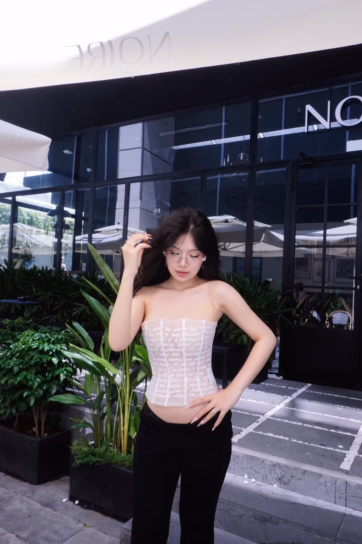 Ngay lập tức, outfit này đã thu hút sự chú ý của hàng triệu netizen vì quá táo bạo, quyến rũ mà vẫn cực kỳ sang trọng.