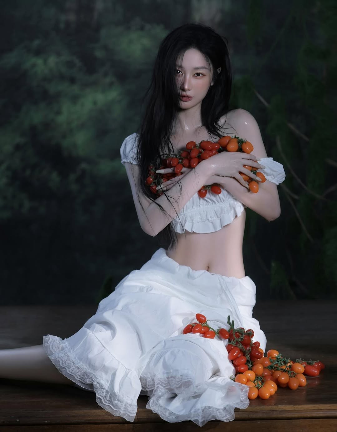 Nhiều người hâm mộ đã ví von nhan sắc của Jun Vũ "mọng nước" không kém gì những trái cà chua bi. Cô nàng diện trang phục đơn giản, nhẹ nhàng nhưng vẫn tôn lên vóc dáng thon gọn và khí chất cuốn hút.