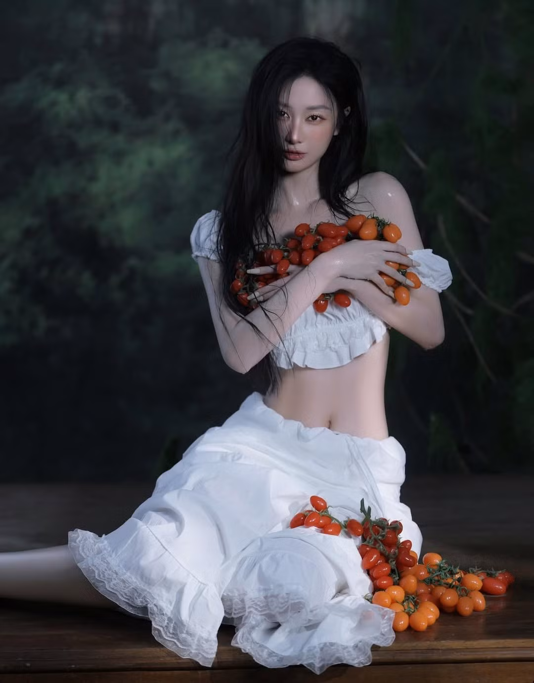 Nhiều người hâm mộ đã ví von nhan sắc của Jun Vũ "mọng nước" không kém gì những trái cà chua bi. Cô nàng diện trang phục đơn giản, nhẹ nhàng nhưng vẫn tôn lên vóc dáng thon gọn và khí chất cuốn hút.