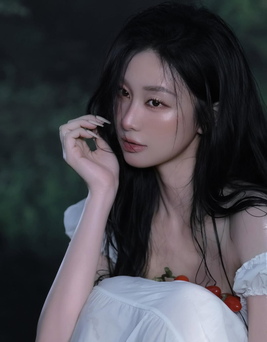 Hàng loạt bình luận tích cực đã xuất hiện, ca ngợi sự sáng tạo và thần thái đỉnh cao của Jun Vũ: "Đúng là Jun Vũ, concept nào cũng cân được!", "Xinh đẹp mọng nước quá", "Tưởng cà chua bi làm phụ kiện, ai ngờ Jun Vũ còn ngọt hơn cả cà chua bi!".