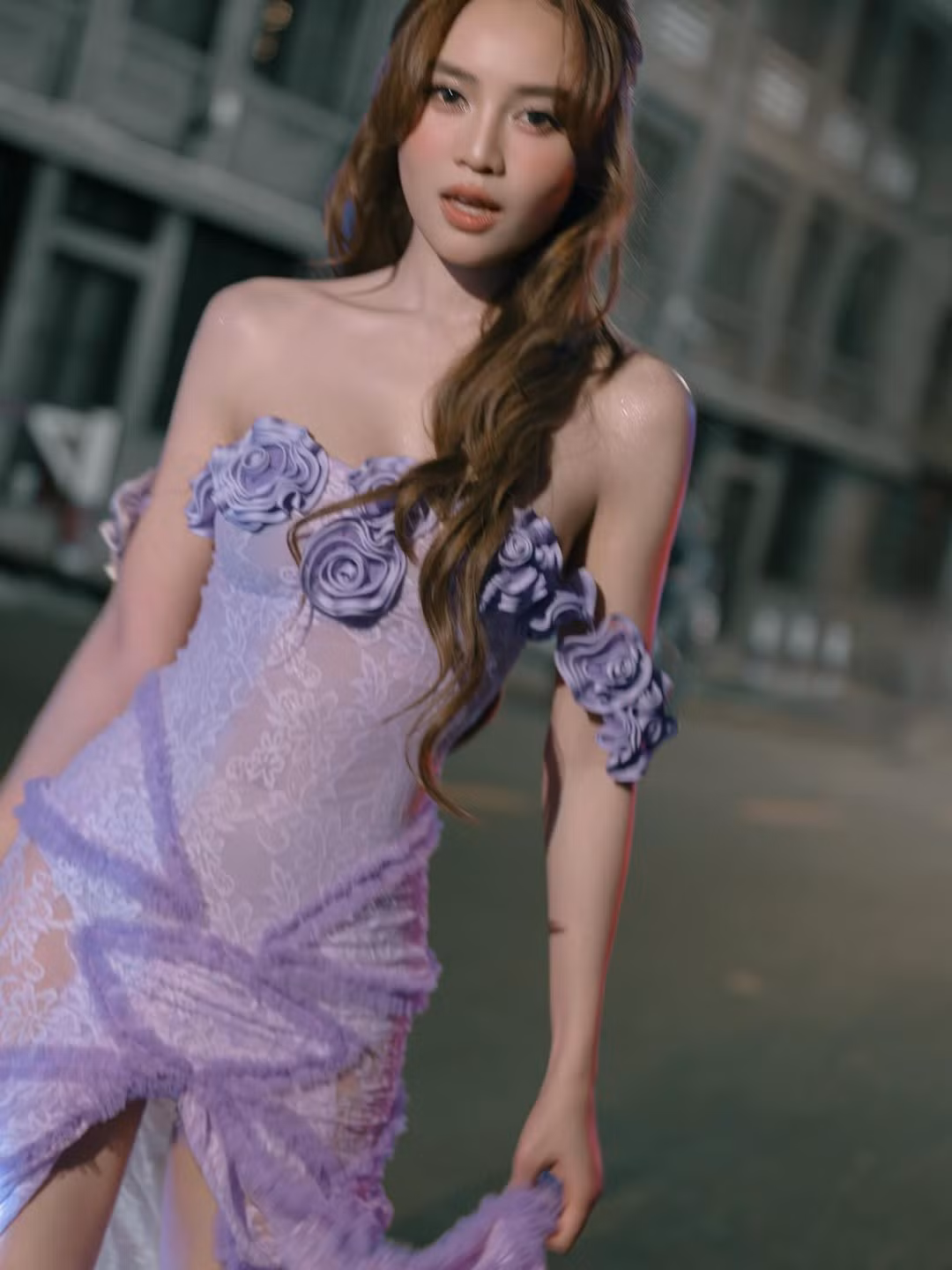 Tương tự nhiều nghệ sĩ khác, Ninh Dương Lan Ngọc từng vướng tin đồn phẫu thuật thẩm mỹ để cải thiện ngoại hình. Tuy nhiên, cô nhiều lần phủ nhận.